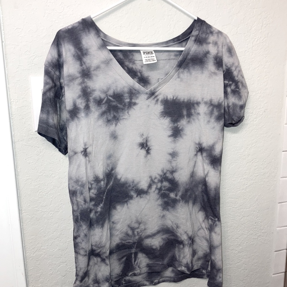 Vs link t shirt with graphic pink logo on back